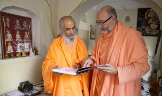 Pujya Swami Rameshwarananda Giri Maharaj y H.H. Swami Bhuvaneshwarananda Giri Maharajn